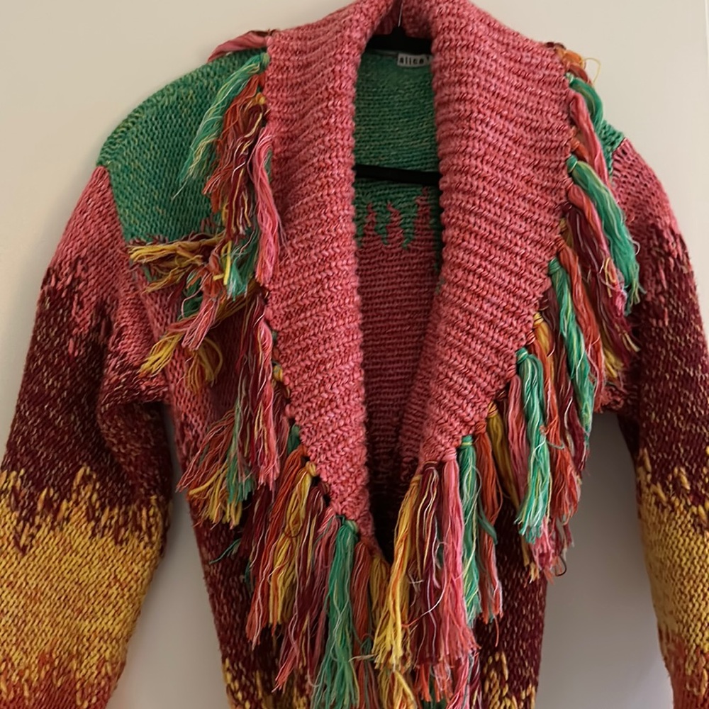 Alice and Olivia Astrid. Belted waist Fringe trim Textured knit finish.  XS/S